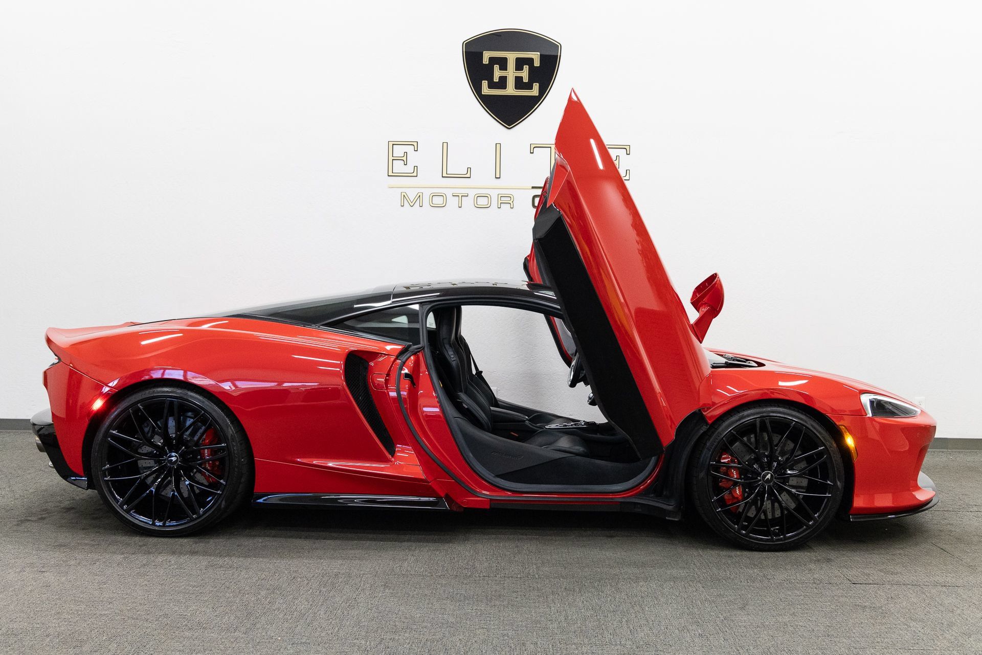 Used 2021 McLaren GT RWD image 23