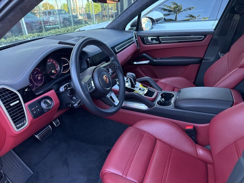 Used 2023 Porsche Cayenne Turbo image 5