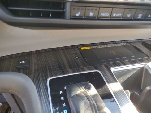 Used 2021 Toyota Sienna Limited image 46