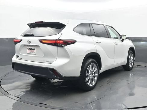 Used 2025 Toyota Highlander Limited FWD image 21