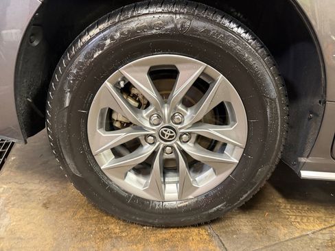 Certified 2024 Toyota Sienna XLE FWD image 27