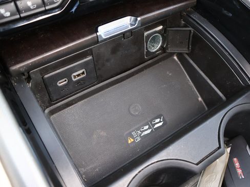 Used 2021 GMC Yukon Denali w/ Denali Premium Package image 23