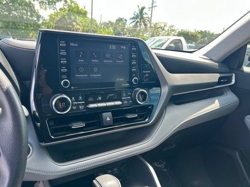 Used 2022 Toyota Highlander L FWD image 11
