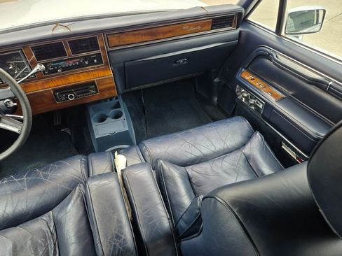 Used 1989 Lincoln Town Car Signature RWD image 26