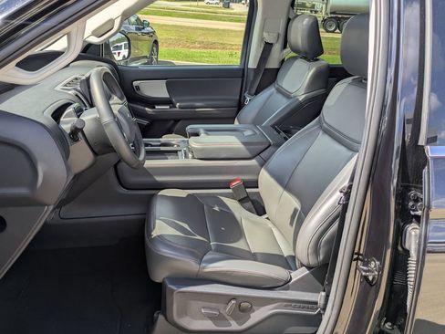 Used 2025 Ford Expedition Active AWD/4WD image 7