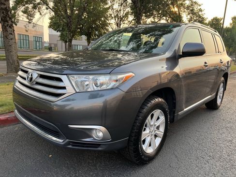 Used 2011 Toyota Highlander SE w/ Tow Pkg AWD/4WD image 1