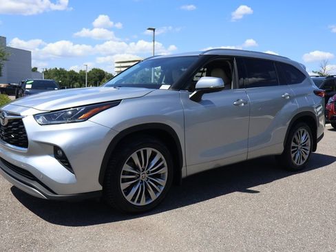 Used 2021 Toyota Highlander Platinum AWD/4WD image 4