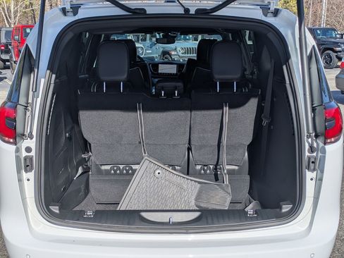 New 2026 Chrysler Pacifica Limited image 28