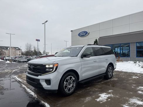 Used 2025 Ford Expedition Active image 3