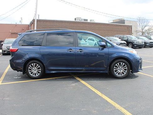 Used 2018 Toyota Sienna XLE FWD image 3