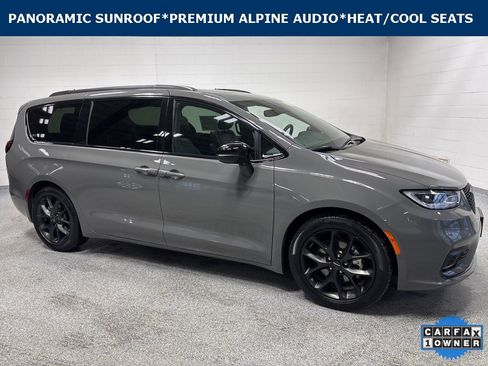 Used 2025 Chrysler Pacifica Limited image 1