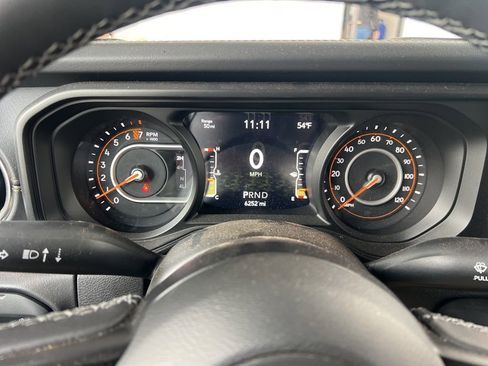 Used 2025 Jeep Gladiator Sport image 11