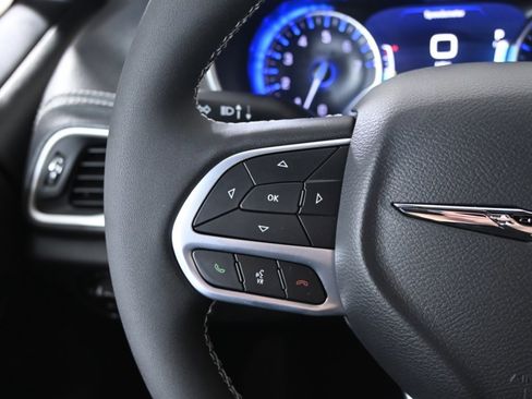 Used 2025 Chrysler Pacifica Select image 37