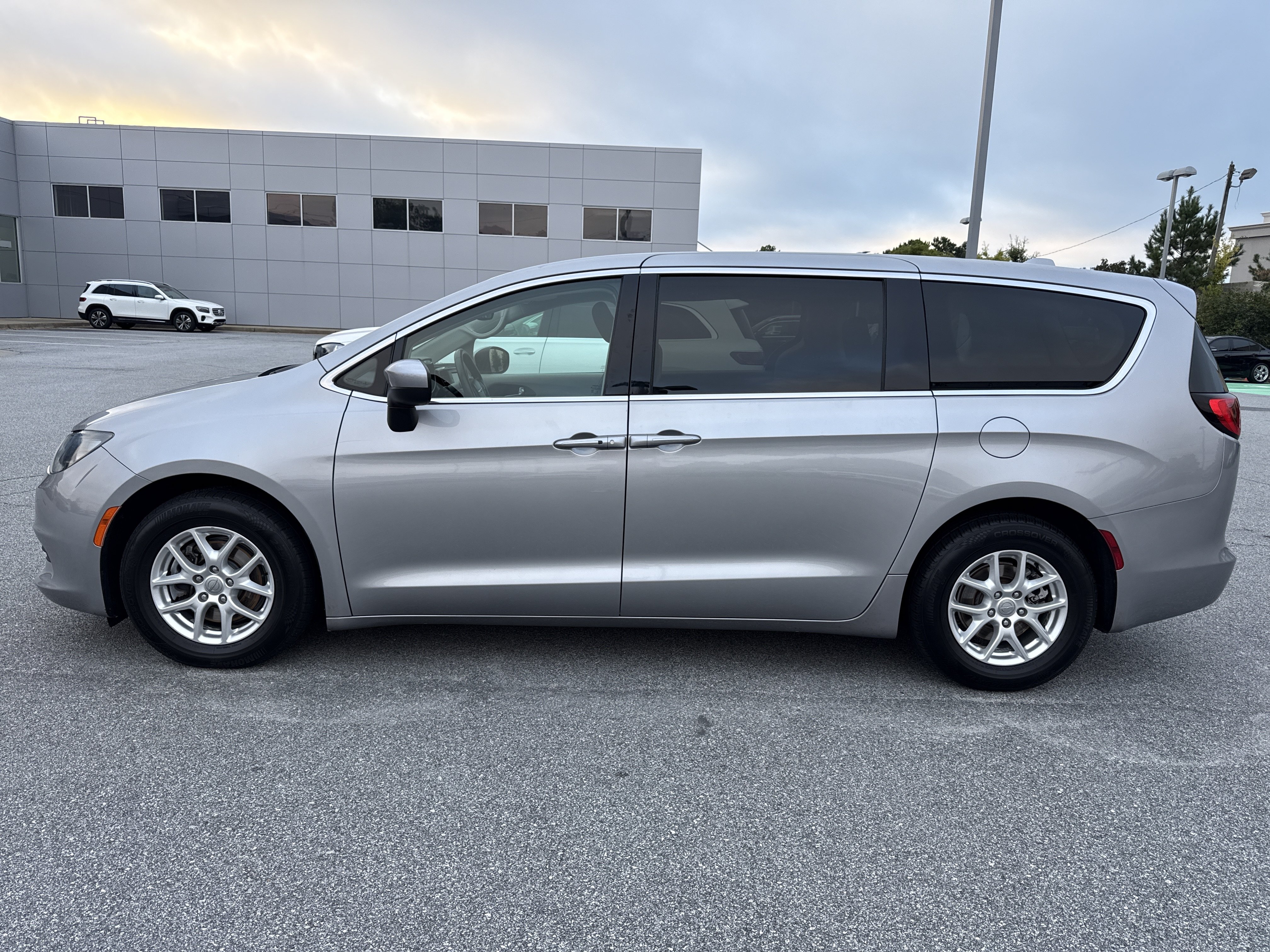 Used 2017 Chrysler Pacifica LX FWD image 7
