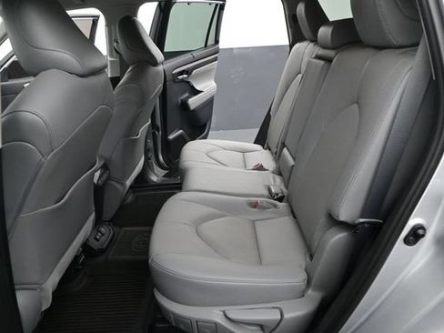 Used 2021 Toyota Highlander Limited FWD image 12