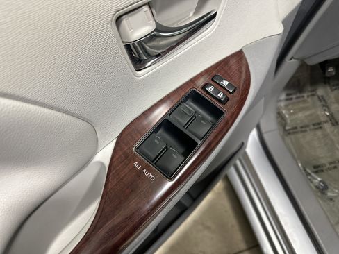 Used 2013 Toyota Sienna XLE image 15