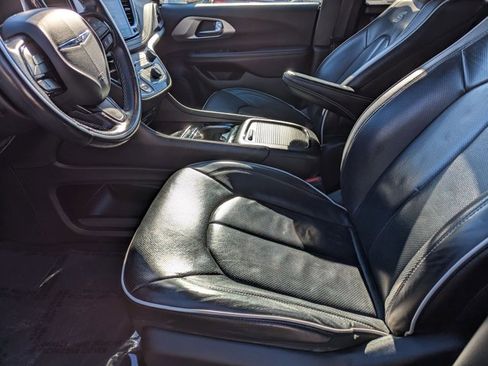 Used 2021 Chrysler Pacifica Limited w/ Uconnect Theater Family Group image 17