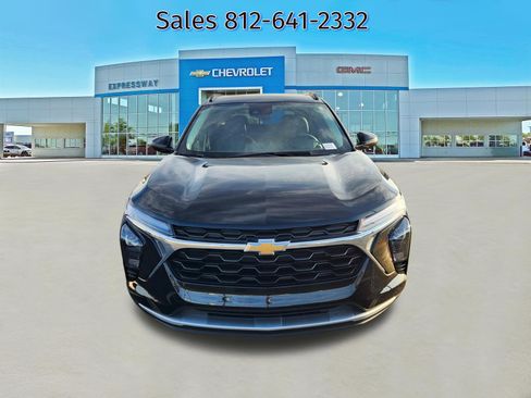 Used 2025 Chevrolet Trax LT w/ LT Convenience Package image 2