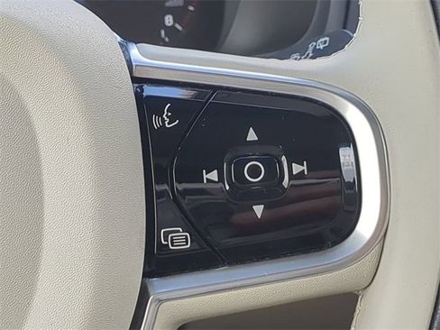 Used 2017 Volvo XC90 T6 Momentum w/ Vision Package image 27