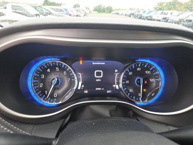 Used 2022 Chrysler Pacifica Touring-L w/ Uconnect Theater Family Group AWD/4WD image 4