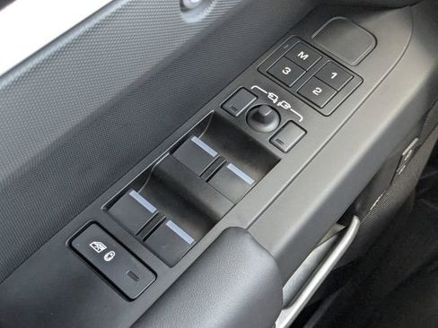 Used 2025 Land Rover Defender 110 X-Dynamic SE AWD/4WD image 22