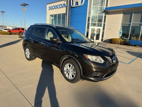 Used 2016 Nissan Rogue SV image 3