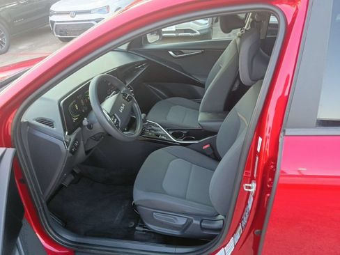Used 2025 Kia Niro LX FWD image 4