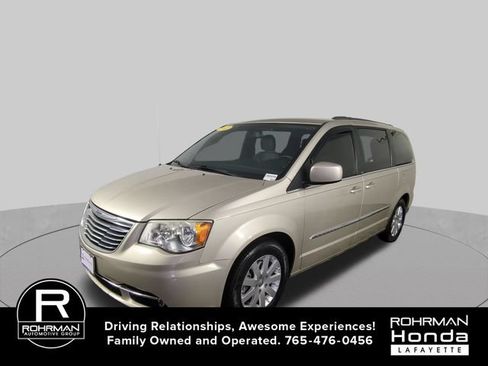 Used 2013 Chrysler Town & Country Touring FWD image 10