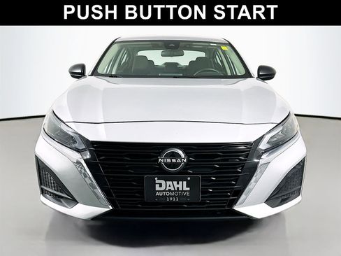 Used 2024 Nissan Altima 2.5 SV image 2