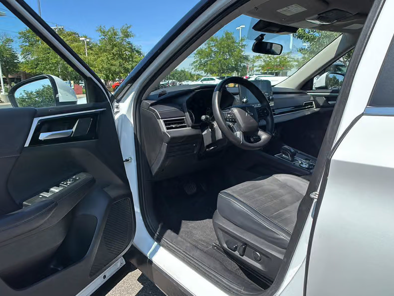 Used 2024 Mitsubishi Outlander SE Black Edition FWD image 7