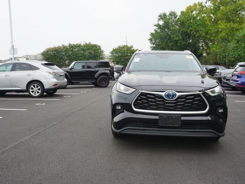Used 2021 Toyota Highlander XLE AWD/4WD image 2