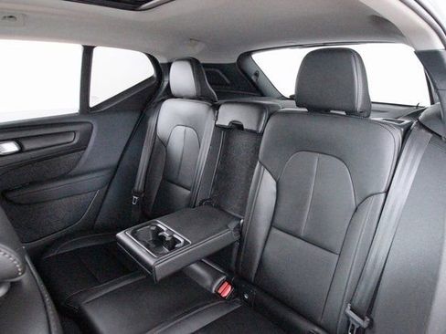 Certified 2025 Volvo XC40 B5 Core image 24