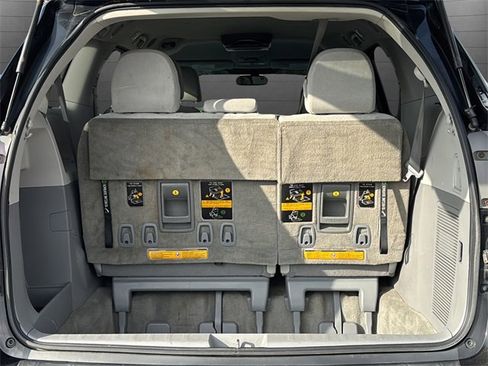 Used 2012 Toyota Sienna LE image 26