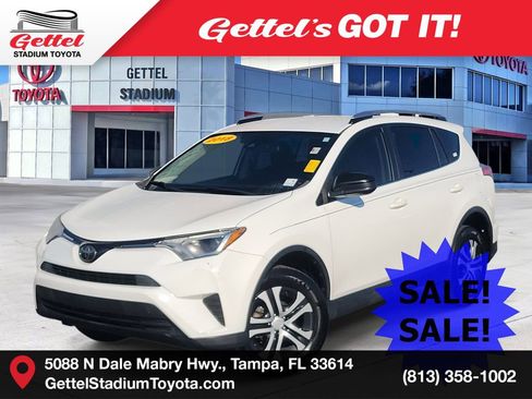Used 2018 Toyota RAV4 LE image 1