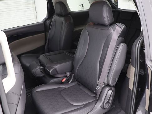 Used 2025 Kia Carnival FWD image 10