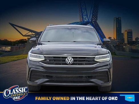 Used 2023 Volkswagen Tiguan SE R-Line image 2