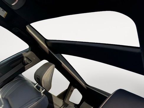 Certified 2025 Toyota Crown Signia AWD/4WD image 7