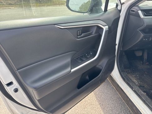Used 2022 Toyota RAV4 LE image 8