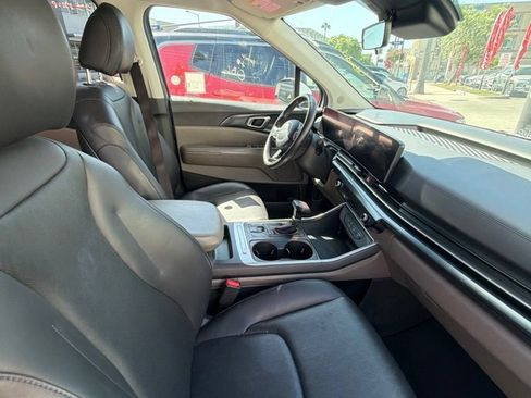 Used 2025 Kia Carnival FWD image 7