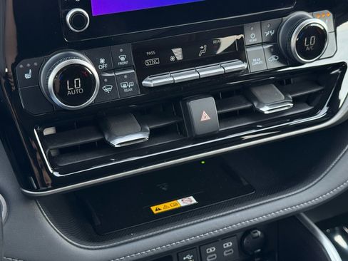 Used 2024 Toyota Highlander XLE image 34