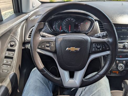 Used 2019 Chevrolet Trax LT w/ LT Convenience Package FWD image 17