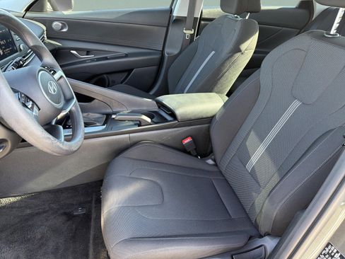 Used 2025 Hyundai Elantra SE image 24