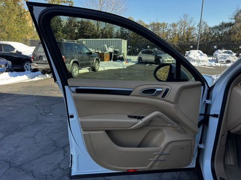 Used 2014 Porsche Cayenne Platinum Edition image 17