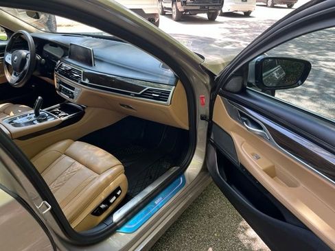 Used 2021 BMW 740i xDrive w/ Premium Package AWD/4WD image 10