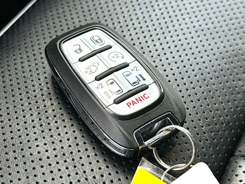 Used 2025 Chrysler Pacifica Limited FWD image 29