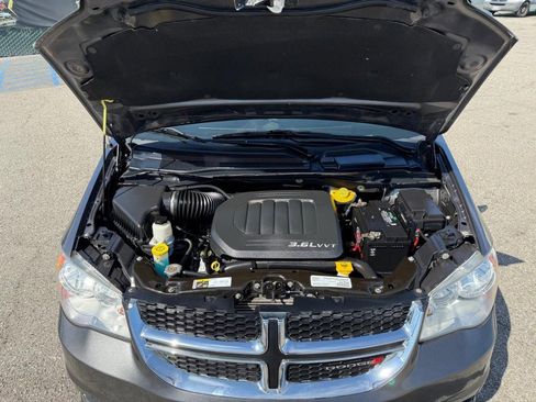 Used 2018 Dodge Grand Caravan SE w/ UConnect Hands-Free Group image 44