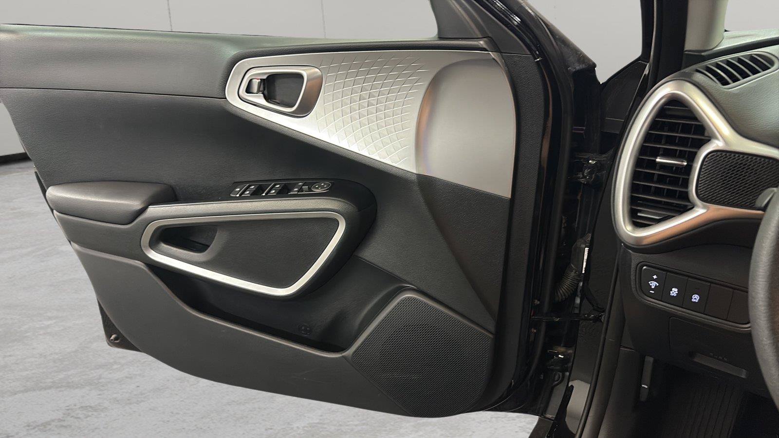 Used 2025 Kia Soul LX w/ LX Technology Package FWD image 23