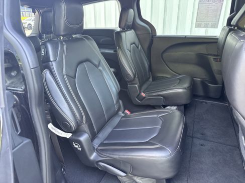 Used 2025 Chrysler Pacifica Select FWD image 13