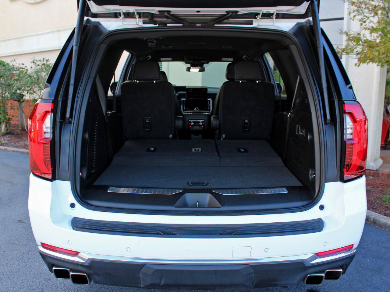 Used 2025 GMC Yukon Denali RWD image 37