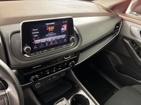 Used 2023 Nissan Rogue S image 27